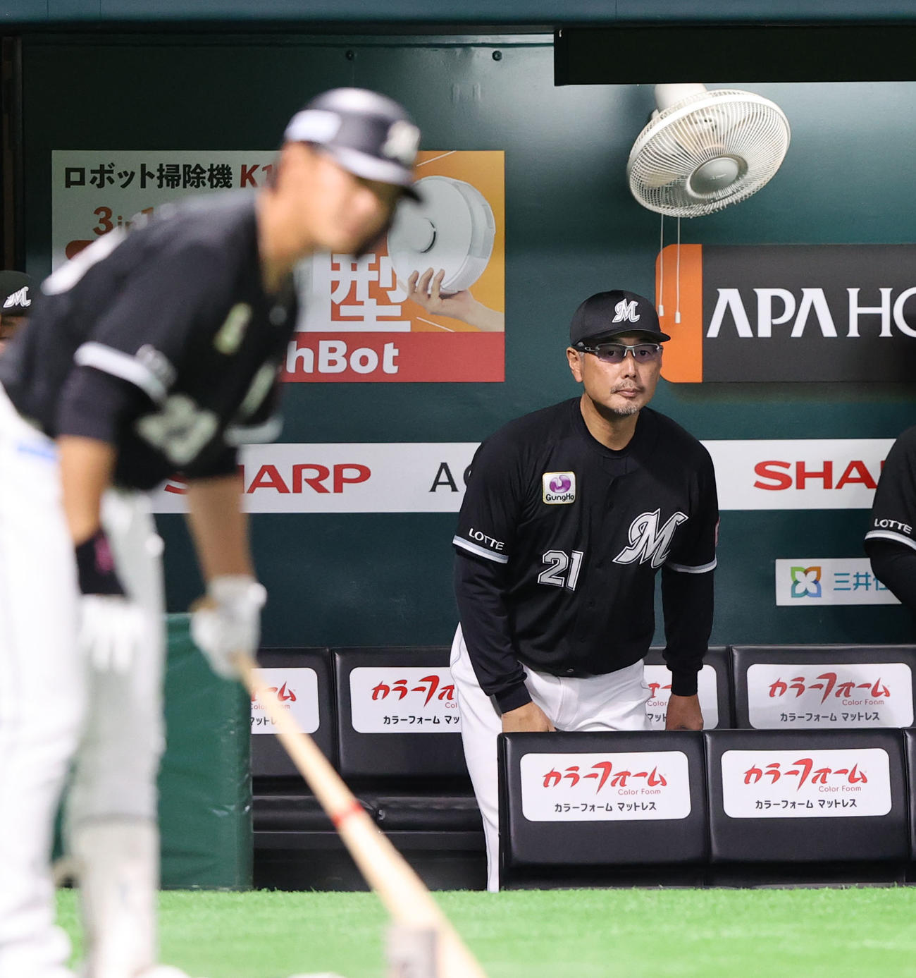 ソフトバンク対ロッテ　9回に中腰で試合を見る吉井監督（撮影・梅根麻紀）