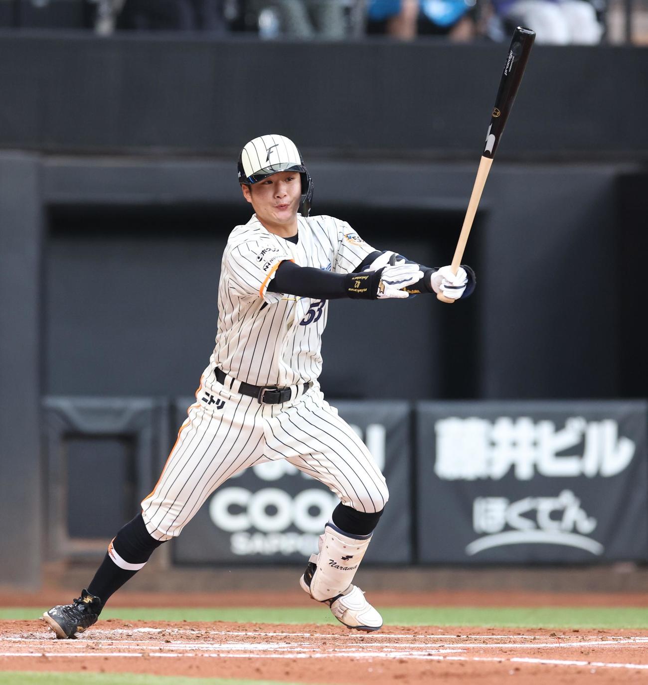 日本ハム対楽天　2回裏日本ハム2死一塁、右前打を放つ奈良間（撮影・黒川智章）