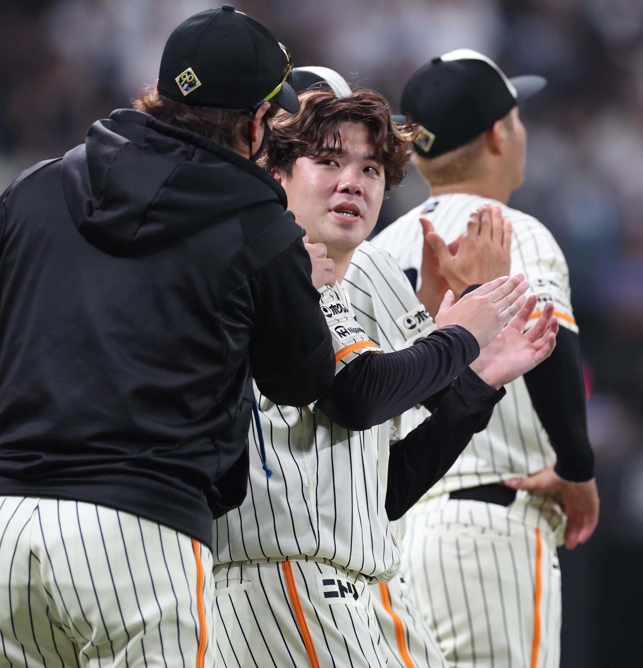 日本ハム対楽天　試合後、新庄監督に労われる金村（撮影・黒川智章）