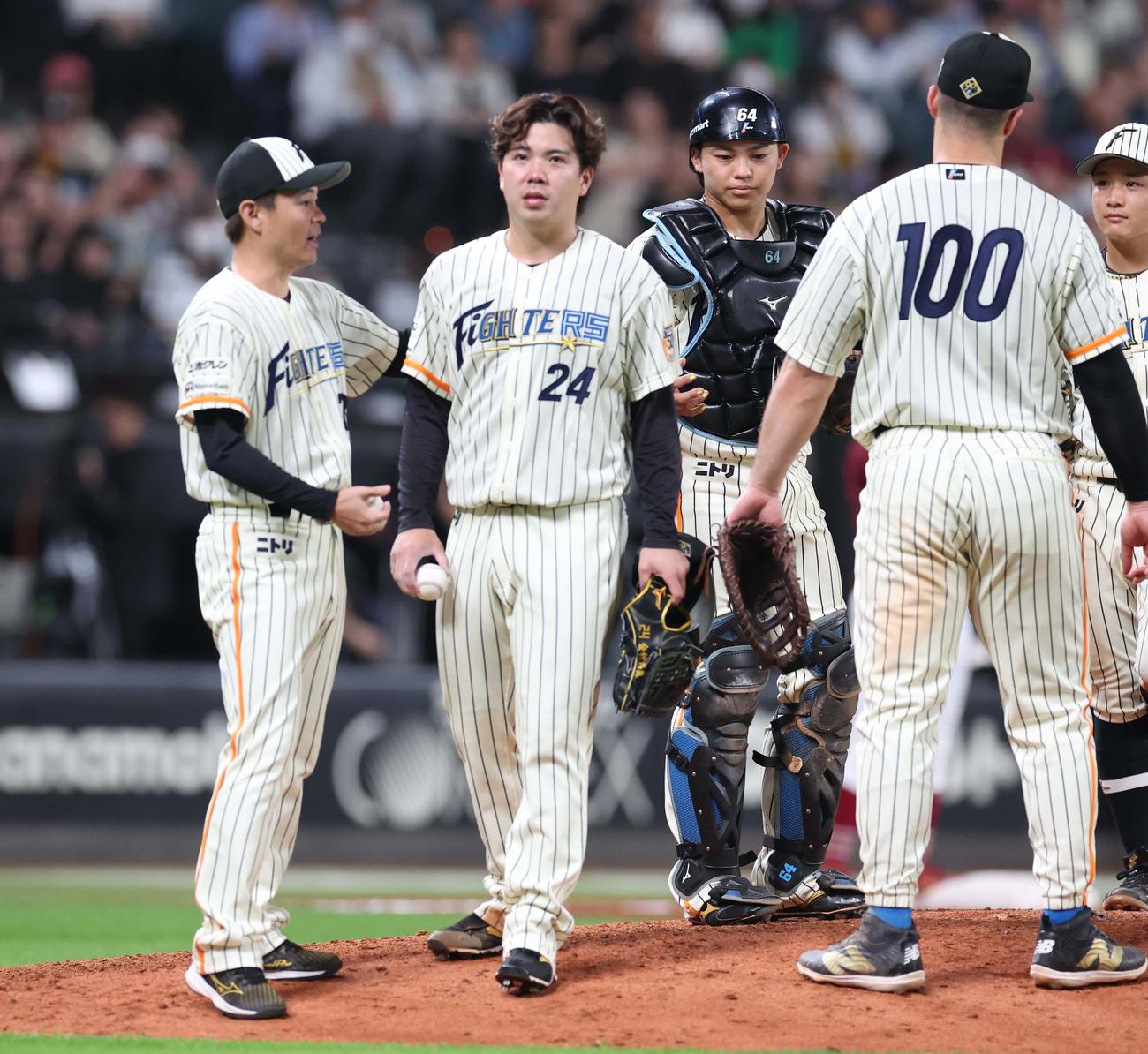 日本ハム対楽天　9回表楽天2死満塁、完投直前で降板する金村（撮影・黒川智章）
