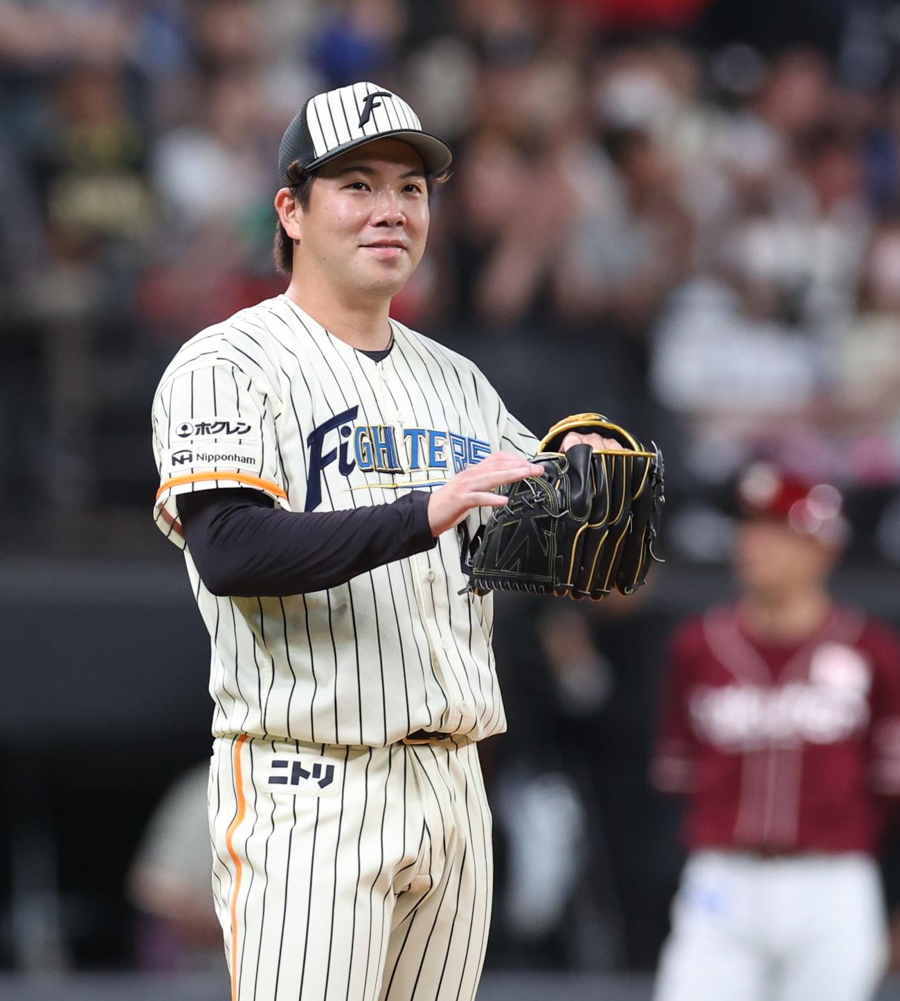 日本ハム対楽天　8回表楽天1死、小深田を打ち取り笑顔の金村（撮影・黒川智章）