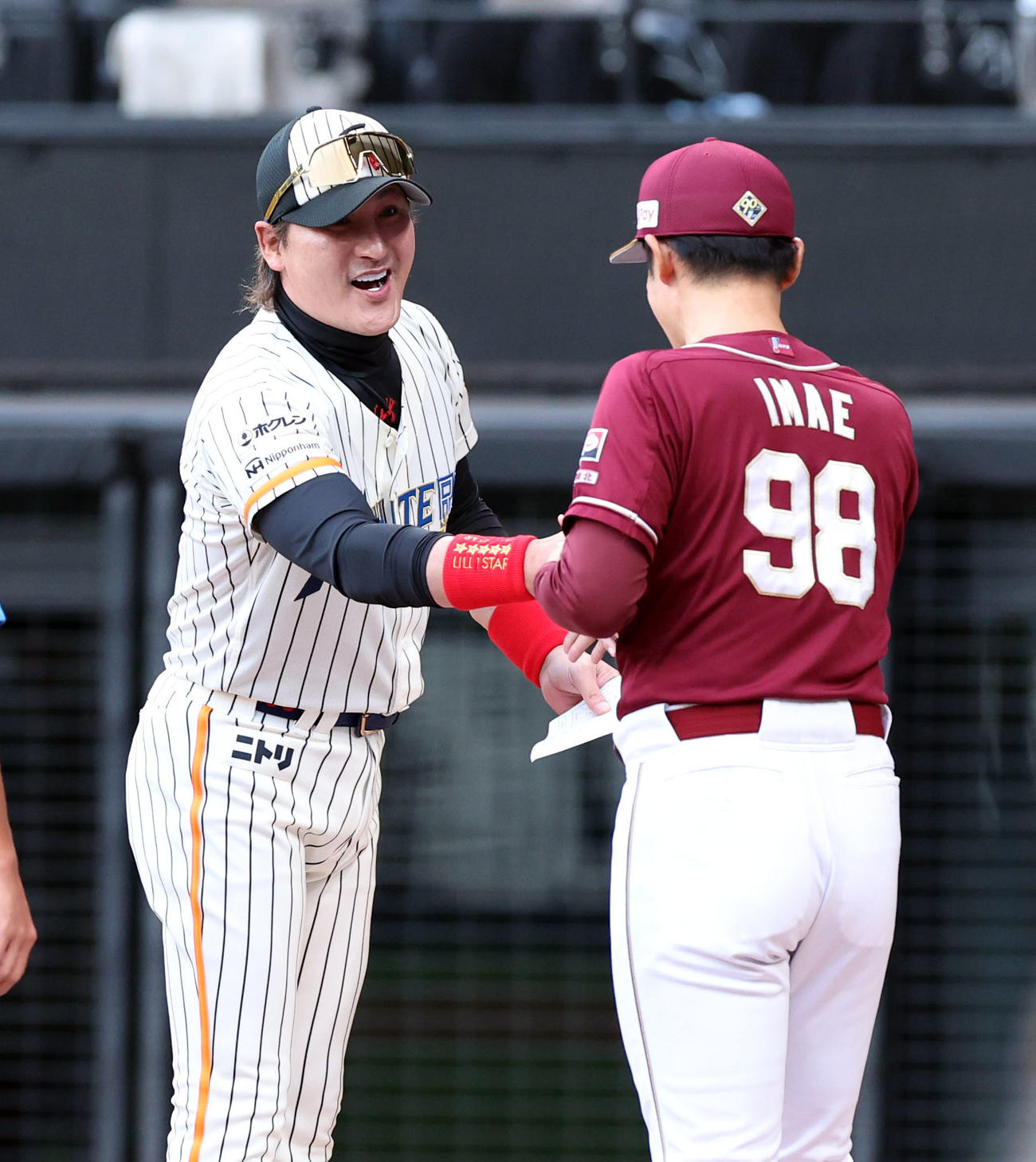 日本ハム対楽天　試合前、メンバー表を交換する日本ハム新庄監督（左）と楽天今江監督（撮影・佐藤翔太）