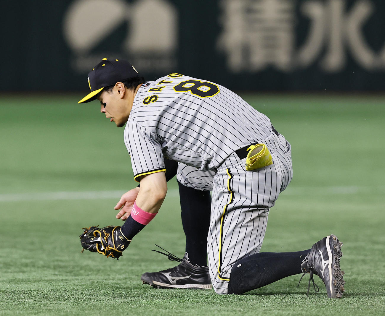 巨人対阪神　3回裏巨人2死二塁、ヘルナンデスの三ゴロで好守を見せる佐藤輝（撮影・藤尾明華）