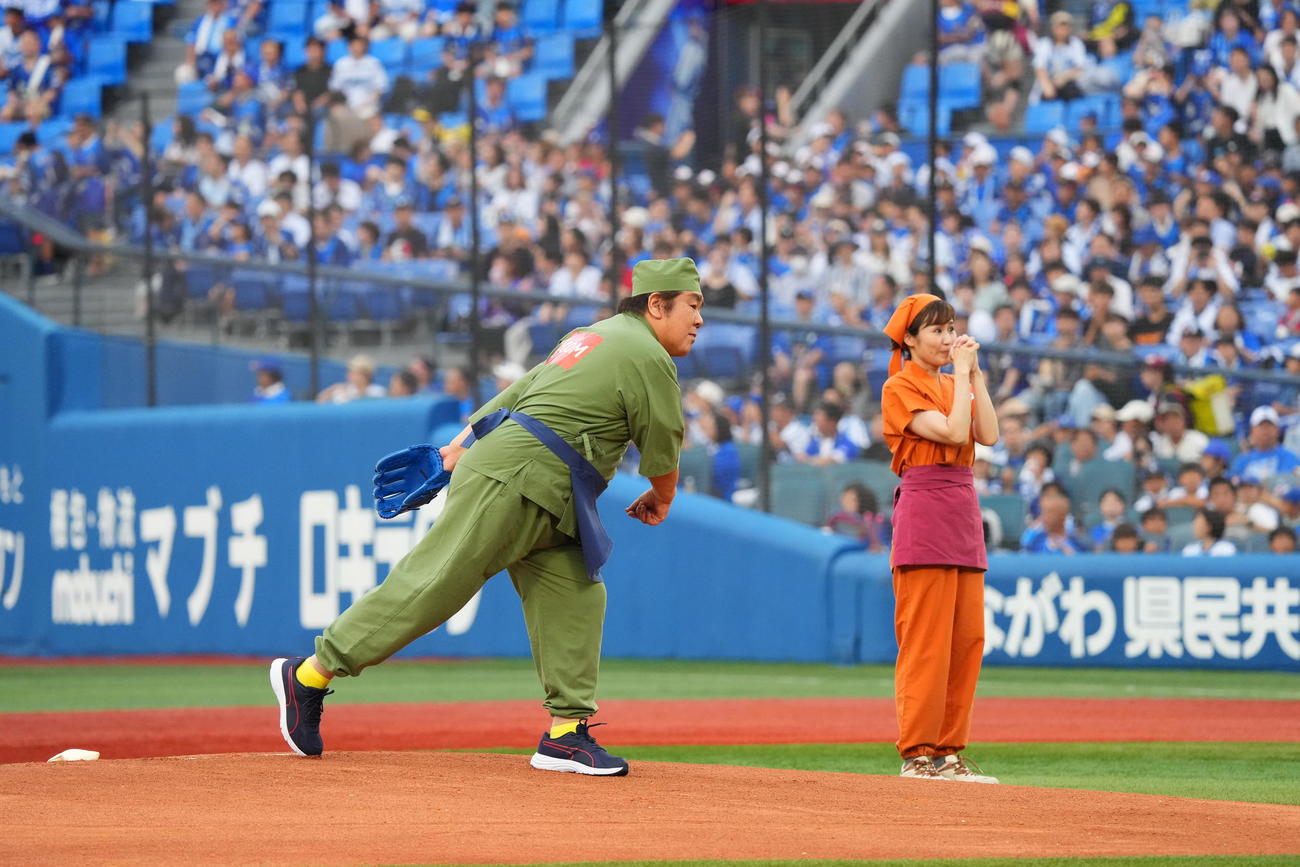 横浜スタジアムに来場した石塚英彦とにしおかすみこ（オフィシャルフォト）