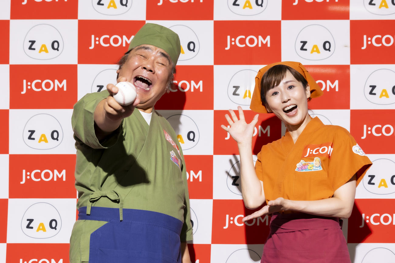 横浜スタジアムに来場した石塚英彦とにしおかすみこ（オフィシャルフォト）