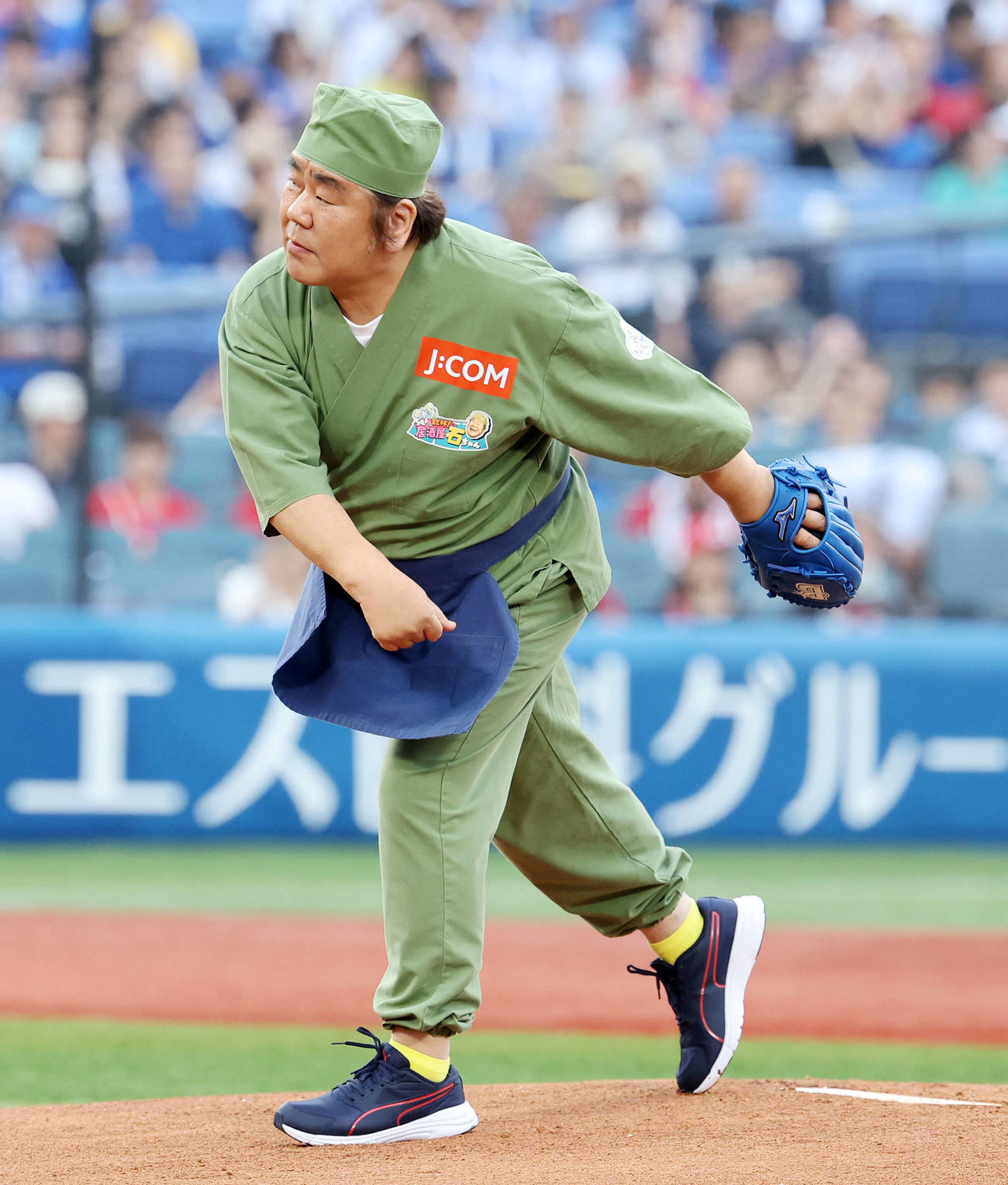 DeNA対広島　始球式に臨む石塚英彦（撮影・鈴木正人）