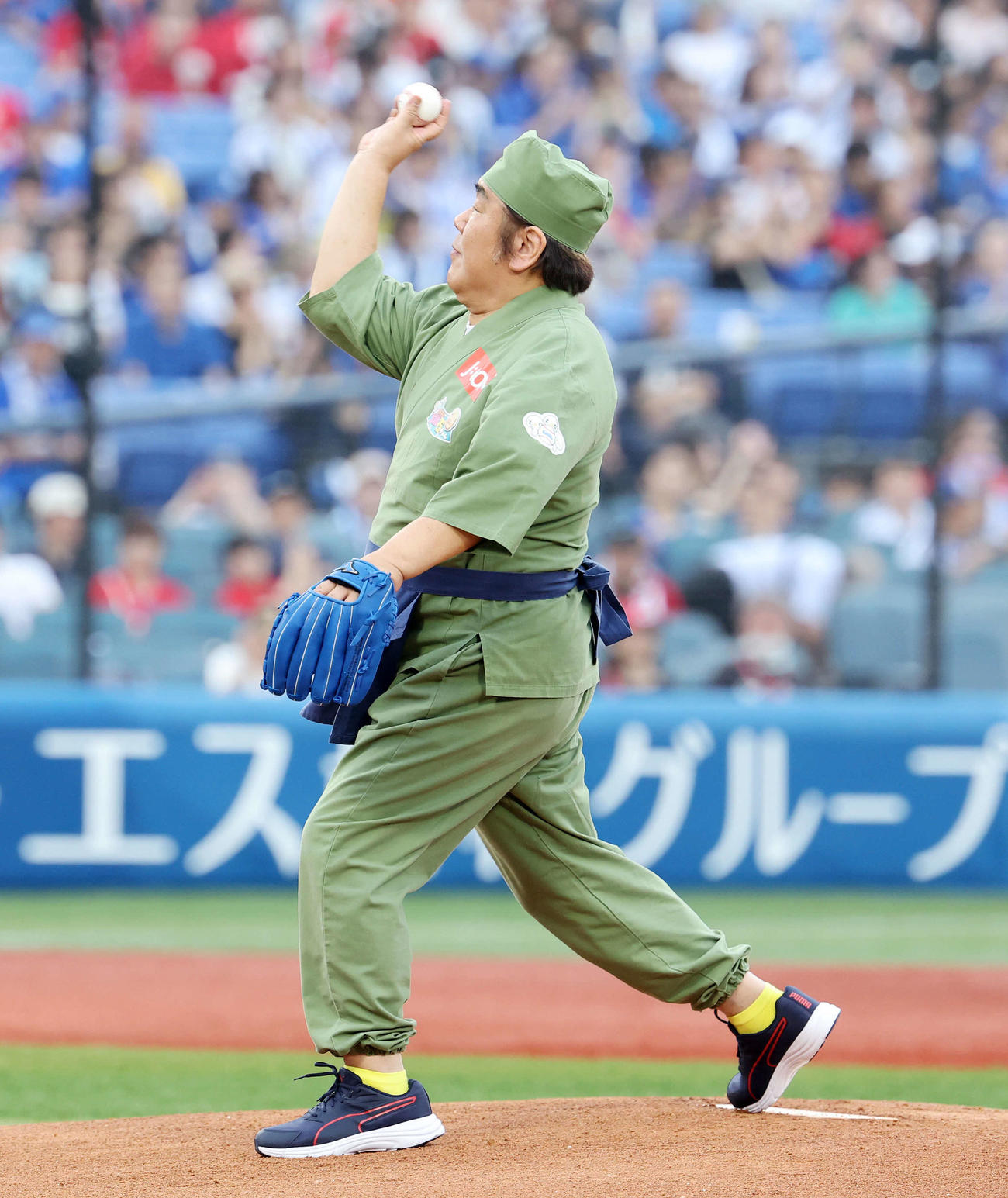 DeNA対広島　始球式に臨む石塚英彦（撮影・鈴木正人）