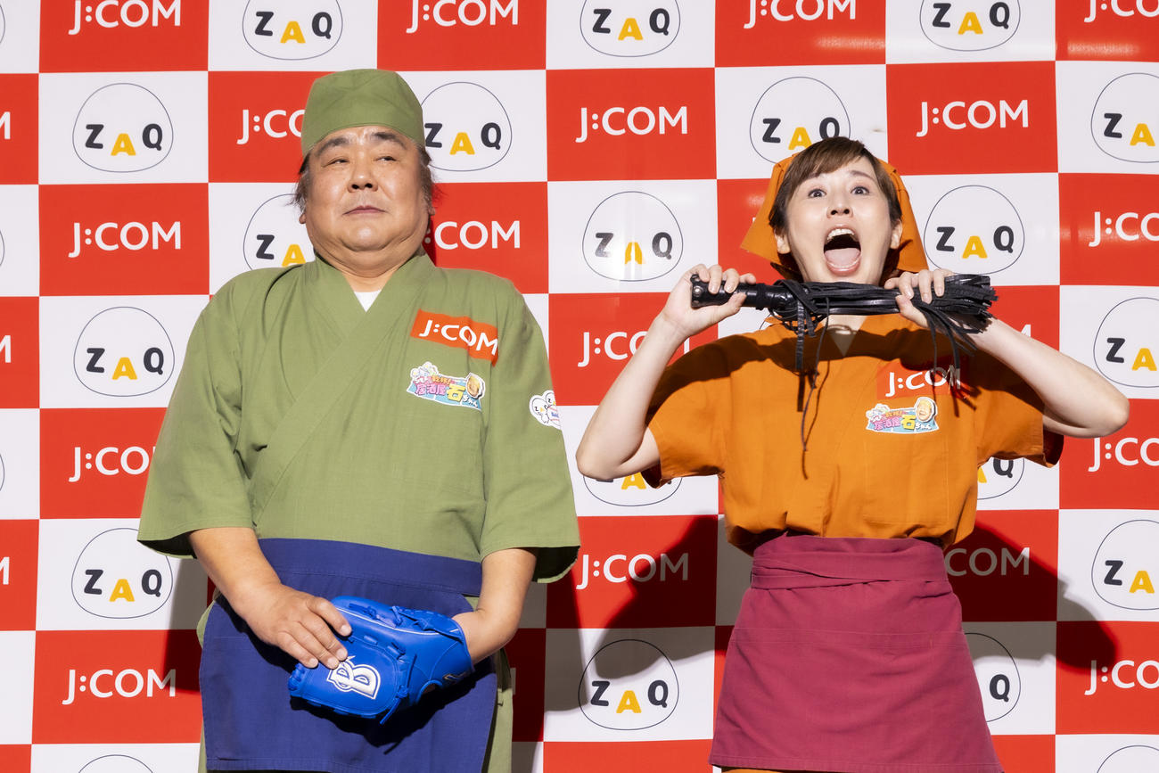 横浜スタジアムに来場した石塚英彦とにしおかすみこ（オフィシャルフォト）