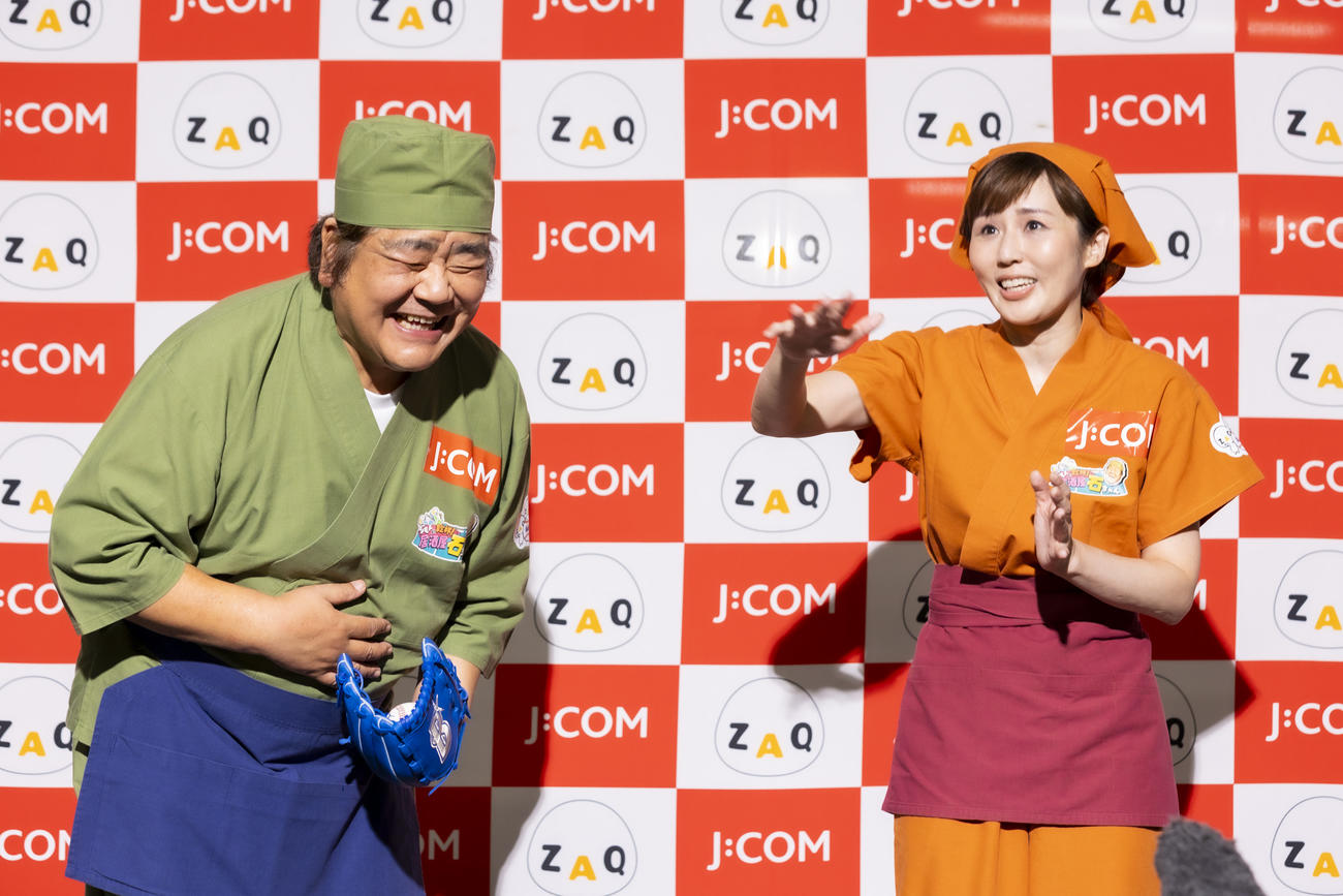 横浜スタジアムに来場した石塚英彦とにしおかすみこ（オフィシャルフォト）