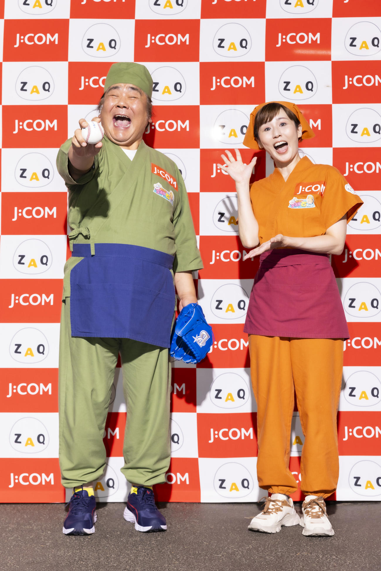 横浜スタジアムに来場した石塚英彦とにしおかすみこ（オフィシャルフォト）