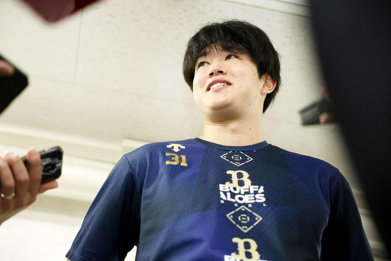 球宴の質問について答えるオリックス太田（撮影・河田真司）
