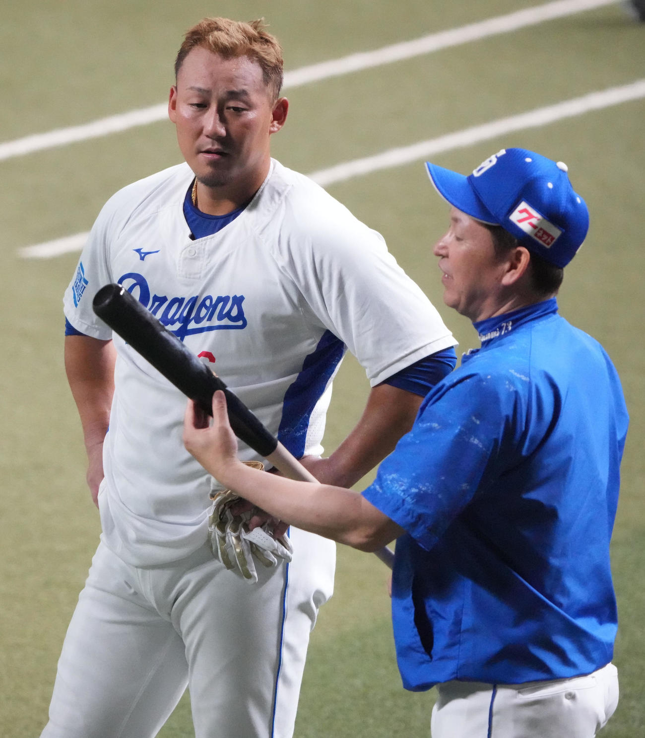 中日立浪和義監督と言葉を交わす中田翔（左）（2024年6月20日撮影）