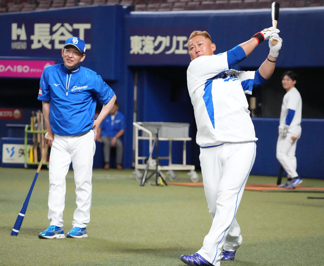試合前、ロングティー打撃練習をする中田（右）左は立浪監督（2024年6月5日撮影）