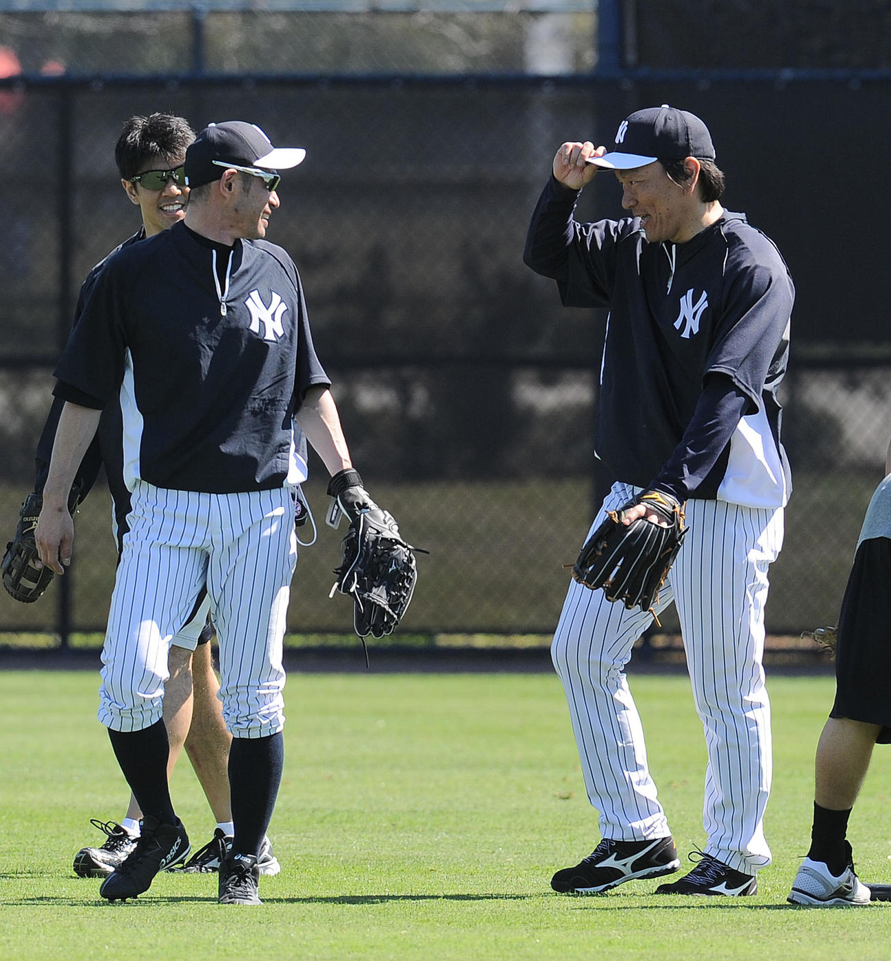 イチロー（左）から鋭い突っ込みを入れられ、苦笑いを見せる松井臨時コーチ（2014年2月撮影）
