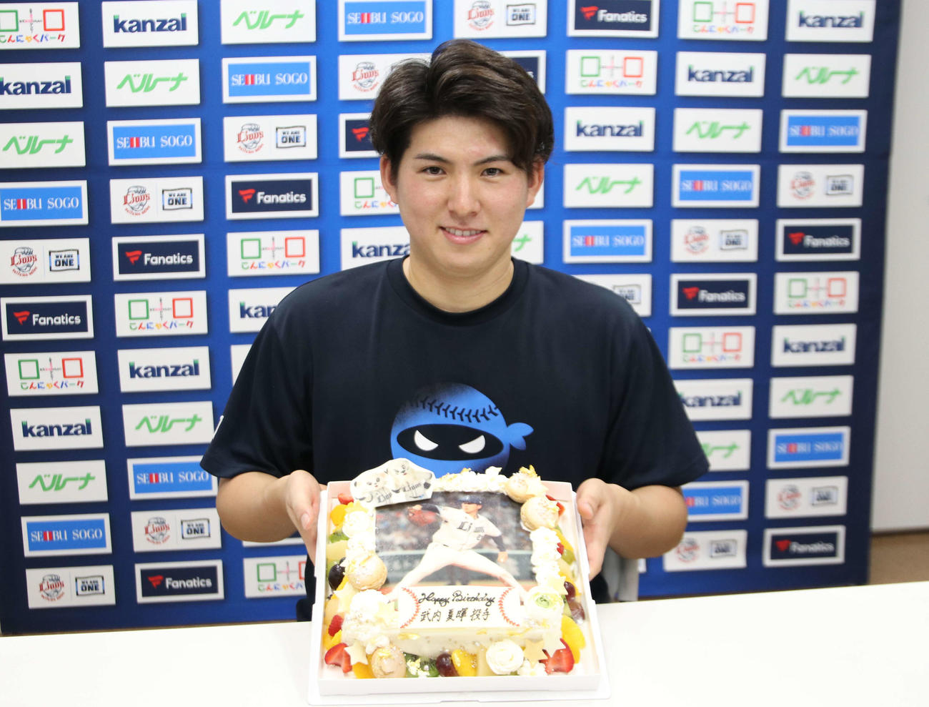 報道陣から送られた誕生日ケーキを手に笑顔をみせる西武武内（撮影・山崎純一）