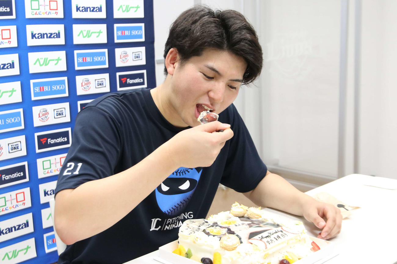 報道陣から送られた誕生日ケーキを食べる西武武内（撮影・山崎純一）