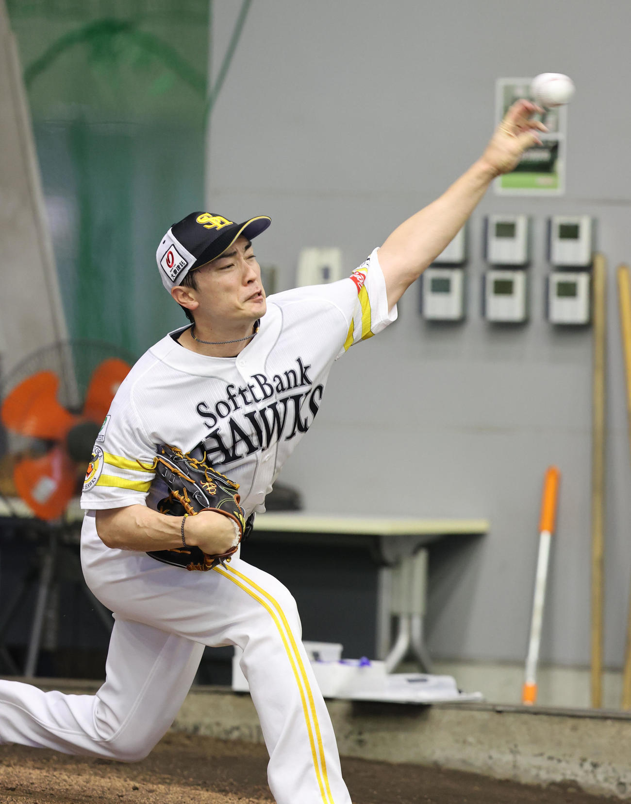 ブルペンに入った和田は力強く投げ込む（撮影・梅根麻紀）
