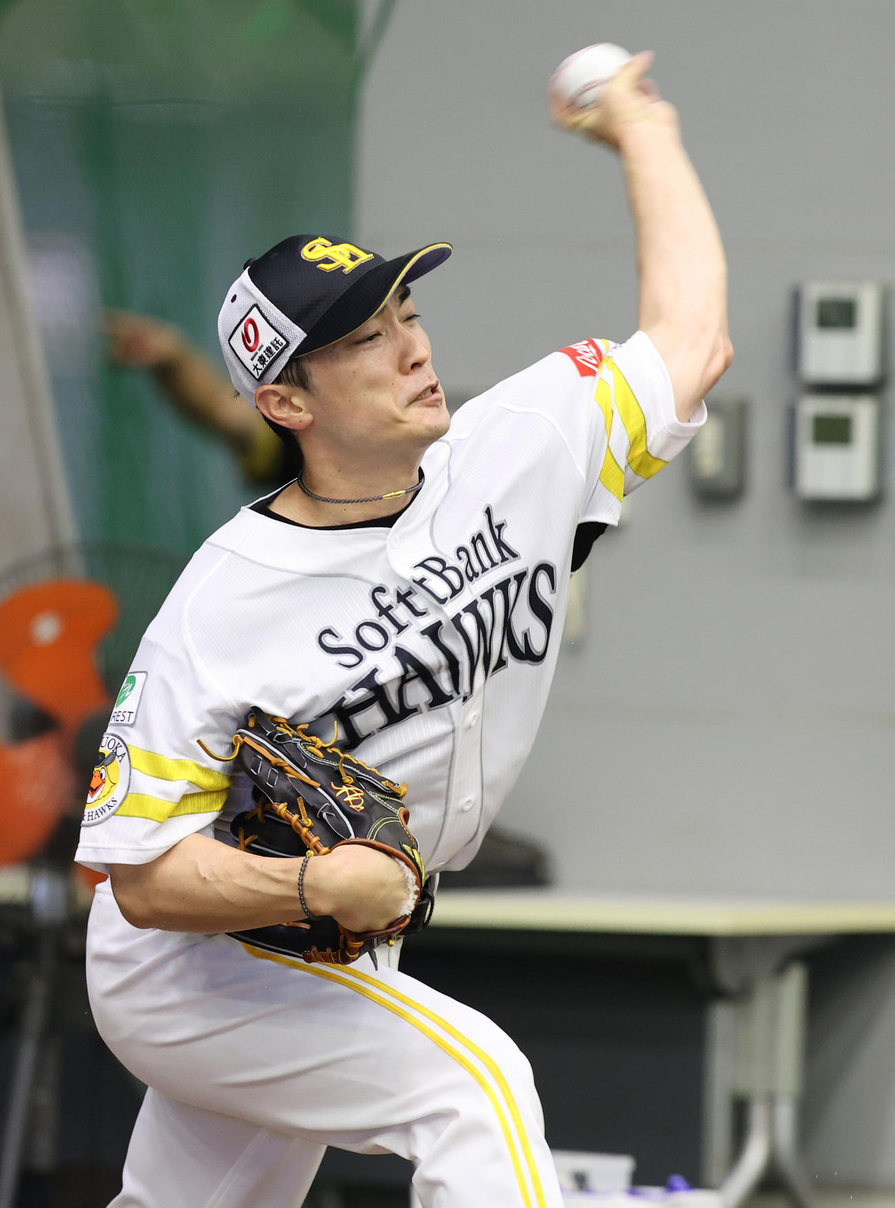 ブルペンに入った和田は力強く投げ込む（撮影・梅根麻紀）