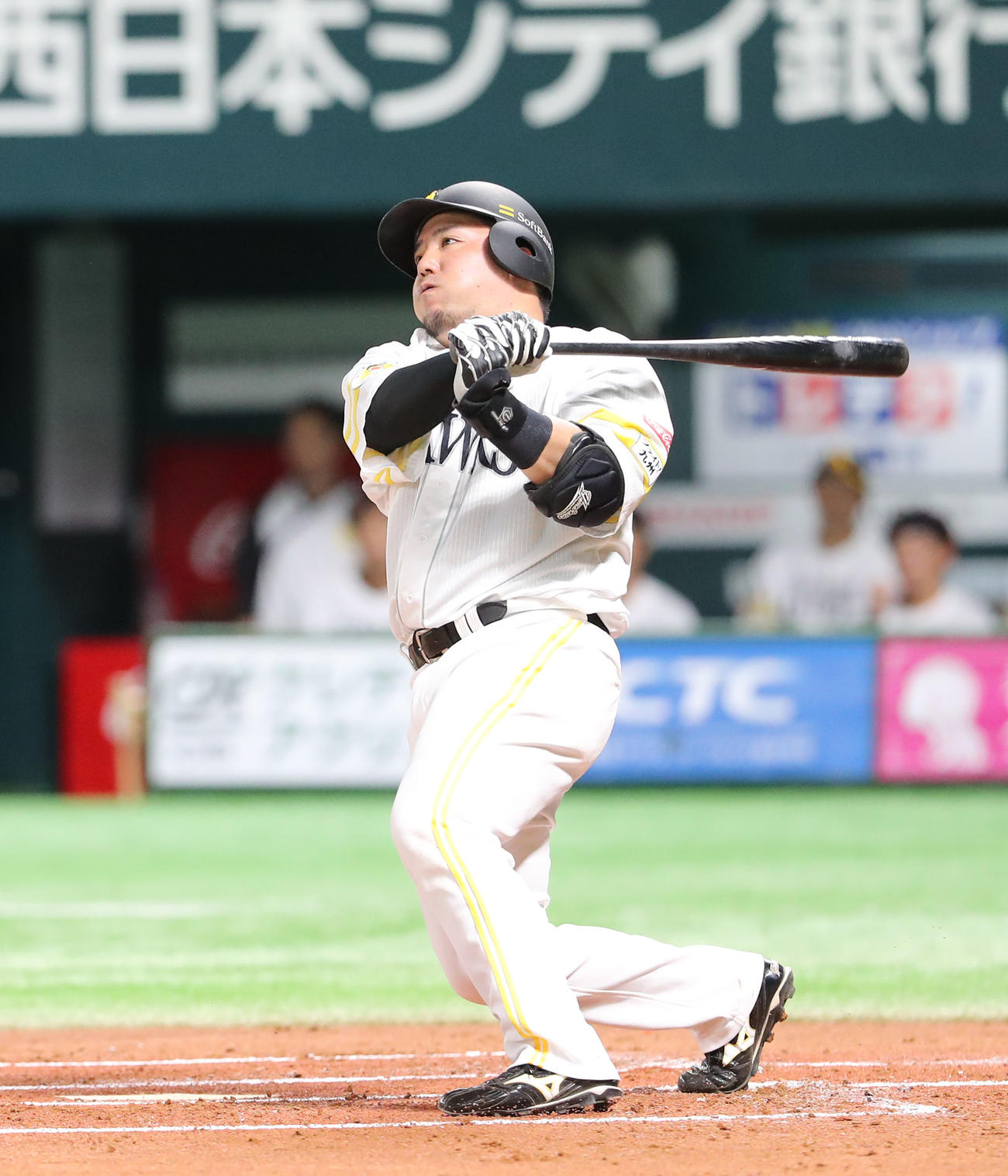 ソフトバンク対ロッテ　1回裏ソフトバンク2死一塁、山川は左前打を放つ（2024年7月16日撮影）