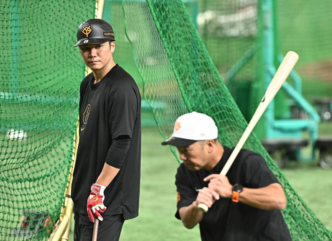 試合前練習で巨人坂本（左）は阿部監督から打撃指導を受ける（2024年7月13日撮影）