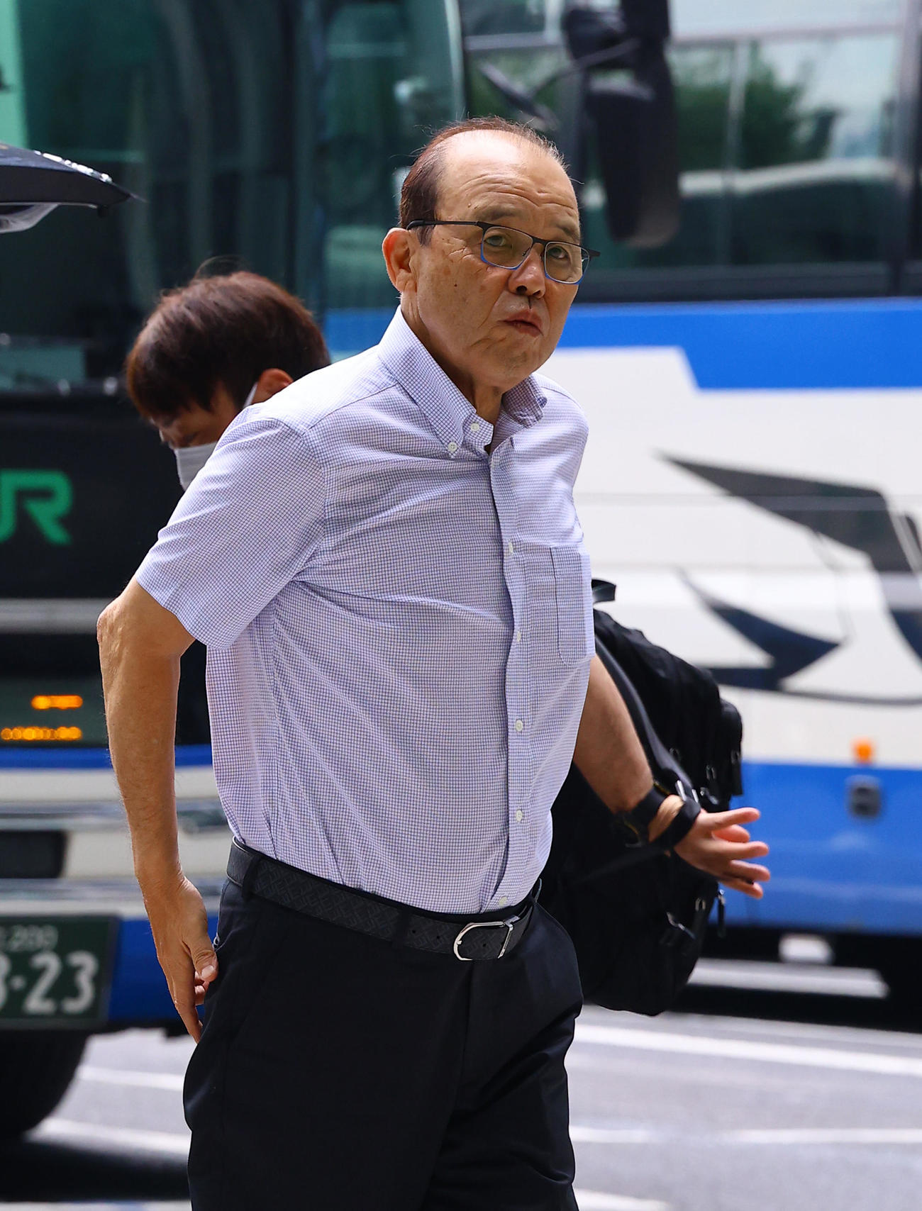 帰阪する阪神岡田監督（撮影・藤尾明華）