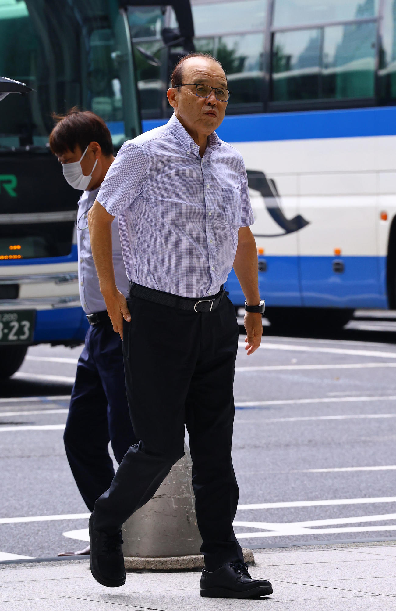 帰阪する阪神岡田監督（撮影・藤尾明華）