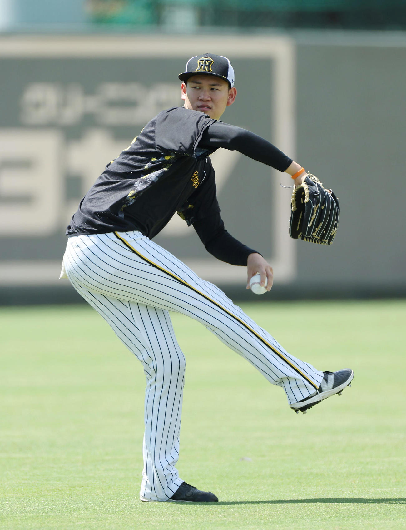 キャッチボールする阪神及川（撮影・前田充）