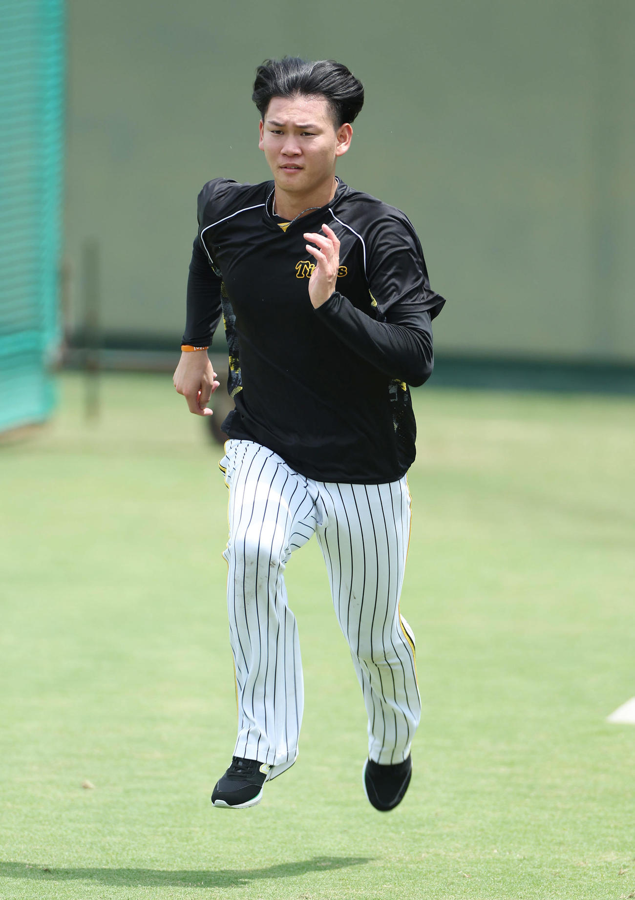 ダッシュを繰り返す阪神及川（撮影・前田充）