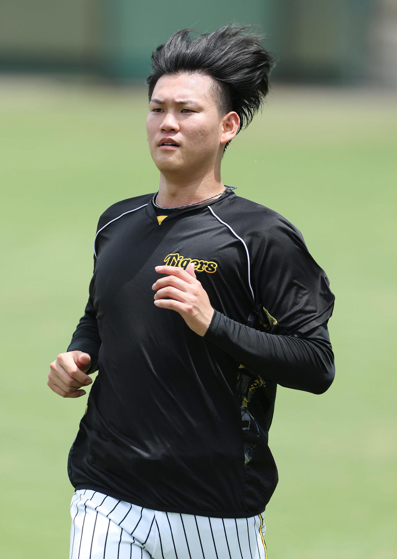 ダッシュを繰り返す阪神及川（撮影・前田充）