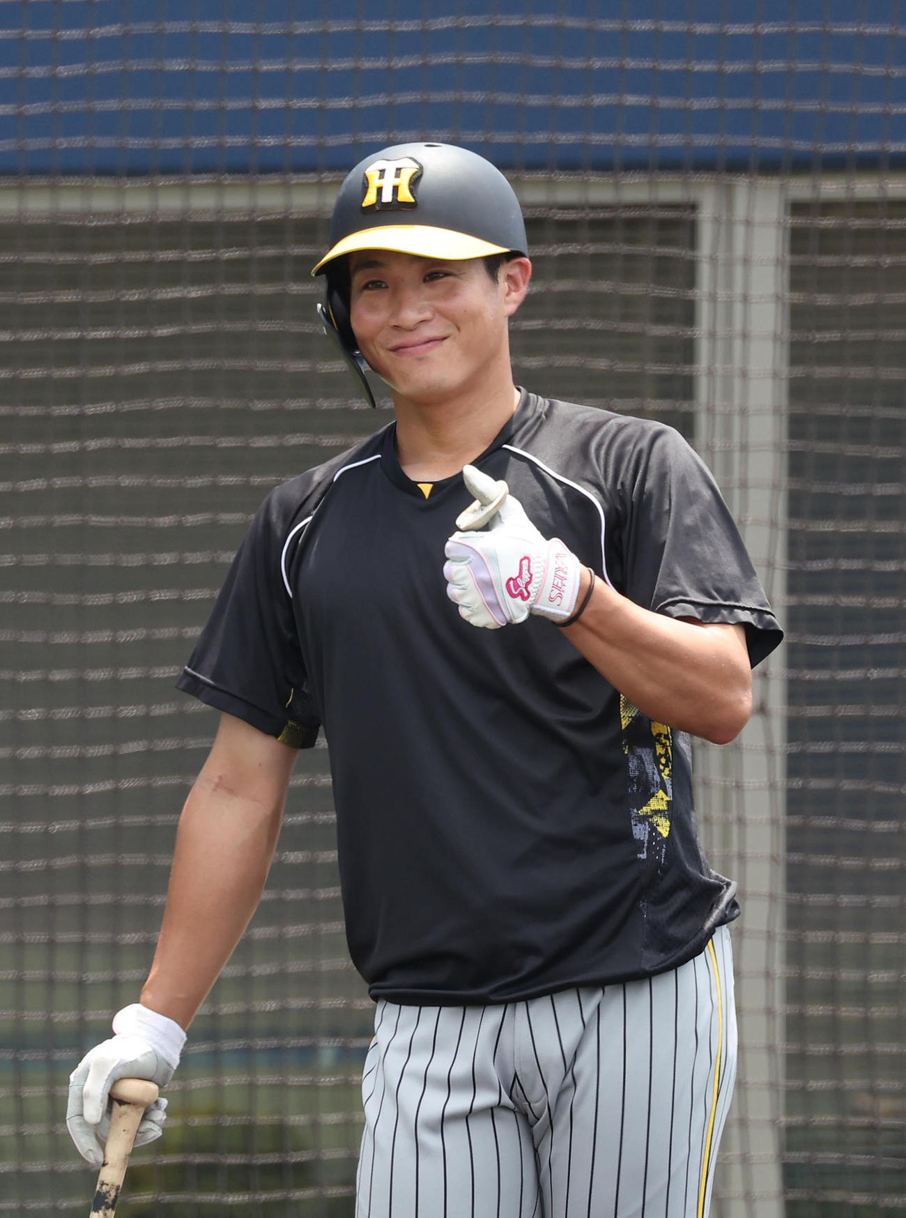 ウエスタンリーグオリックス対阪神　試合前練習で笑顔でサムズアップポーズする木浪（撮影・白石智彦）