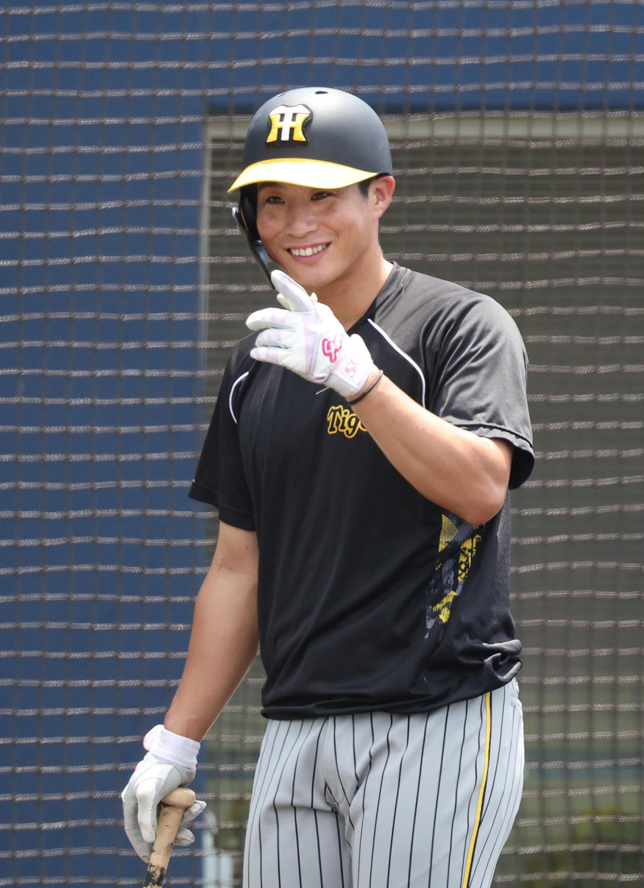 試合前練習で笑顔を見せる木浪（撮影・白石智彦）