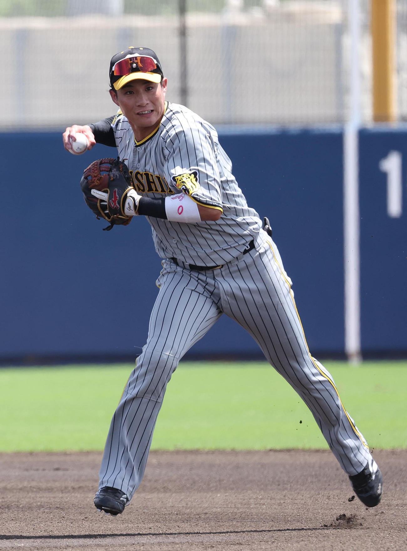 ウエスタンリーグオリックス対阪神　1回裏オリックス1死一塁、ゴンザレスの遊ゴロを軽快にさばく木浪（撮影・白石智彦）