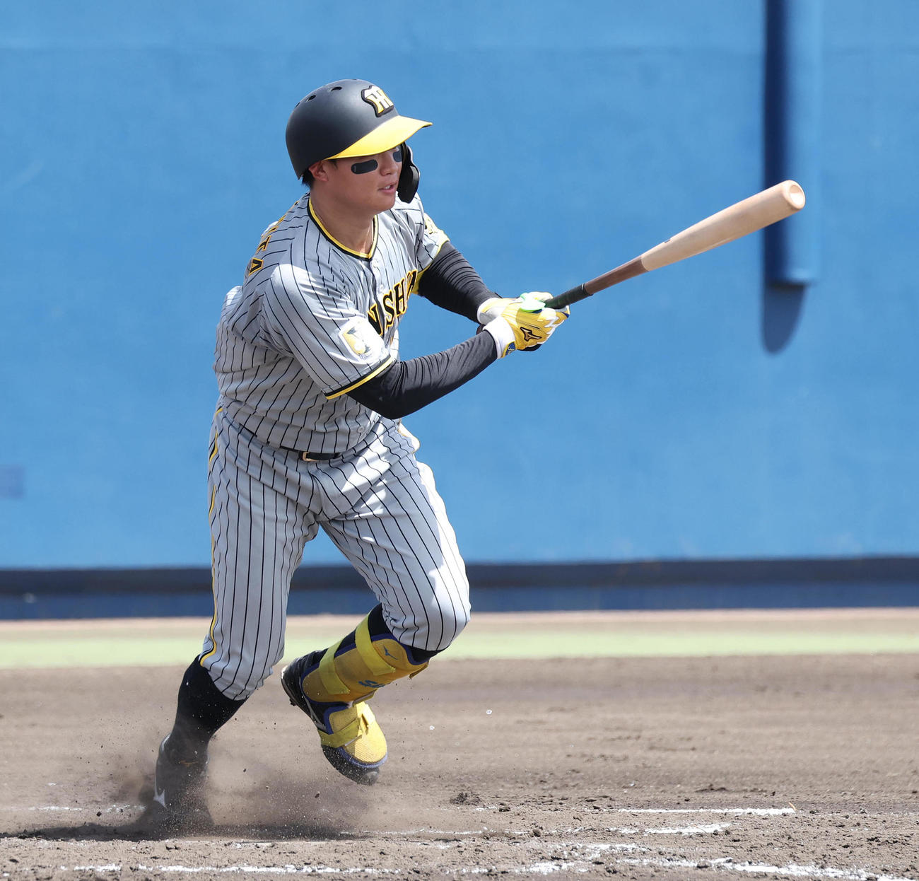 ウエスタンリーグオリックス対阪神　3回表1死一塁、三塁、森下は二塁へ適時内野安打を放つ（撮影・白石智彦）
