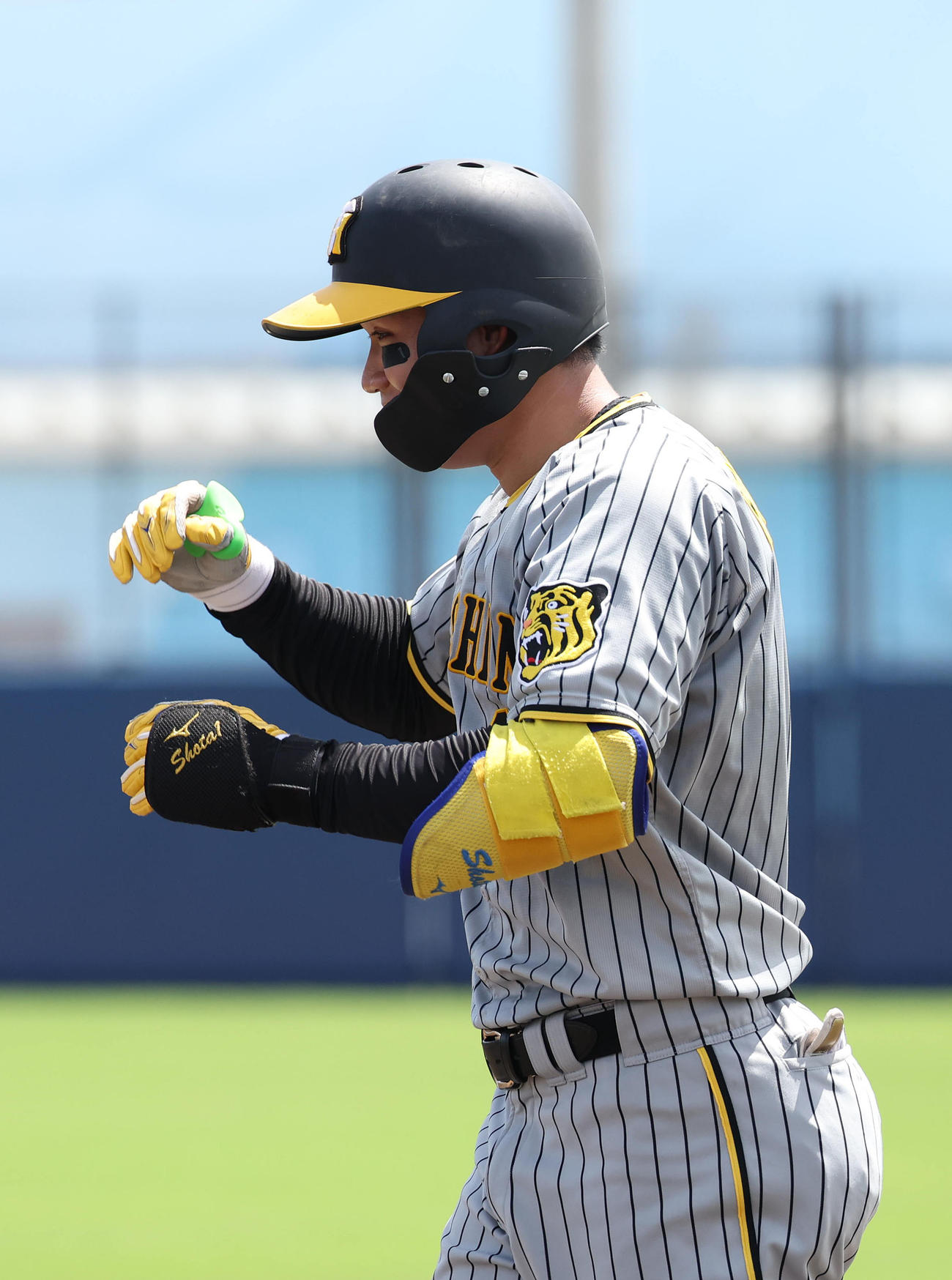 ウエスタンリーグオリックス対阪神　3回表1死一塁、三塁、森下はを放つ二塁へ適時内野安打を放ちガッツポーズ（撮影・白石智彦）