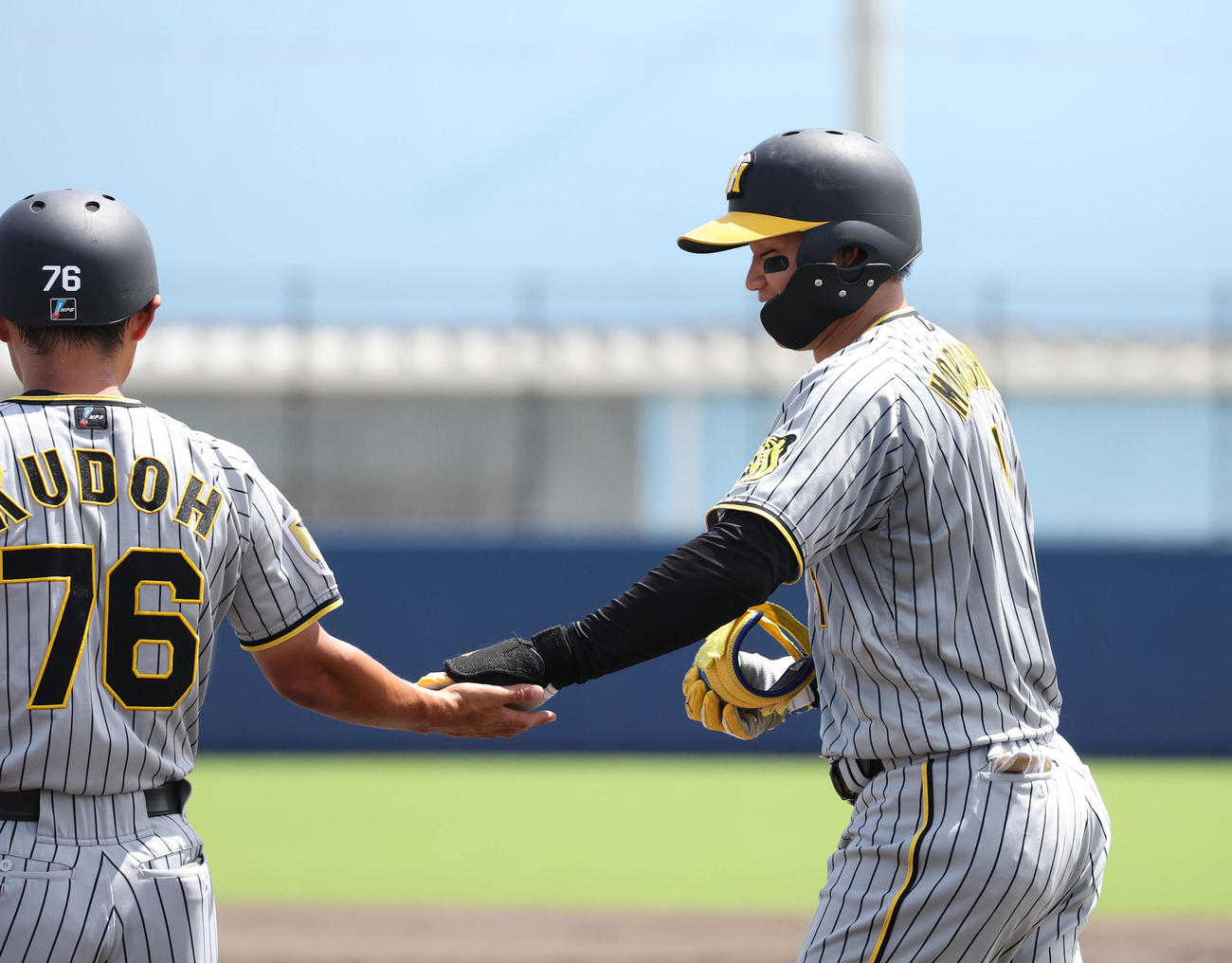 ウエスタンリーグオリックス対阪神　3回表1死一塁、三塁、森下はを放つ二塁へ適時内野安打を放ち工藤コーチ（左）とタッチを交わす（撮影・白石智彦）