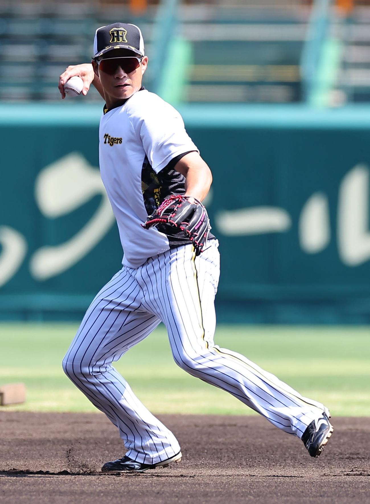 遊撃でノックを受ける木浪聖也（撮影・上田博志）
