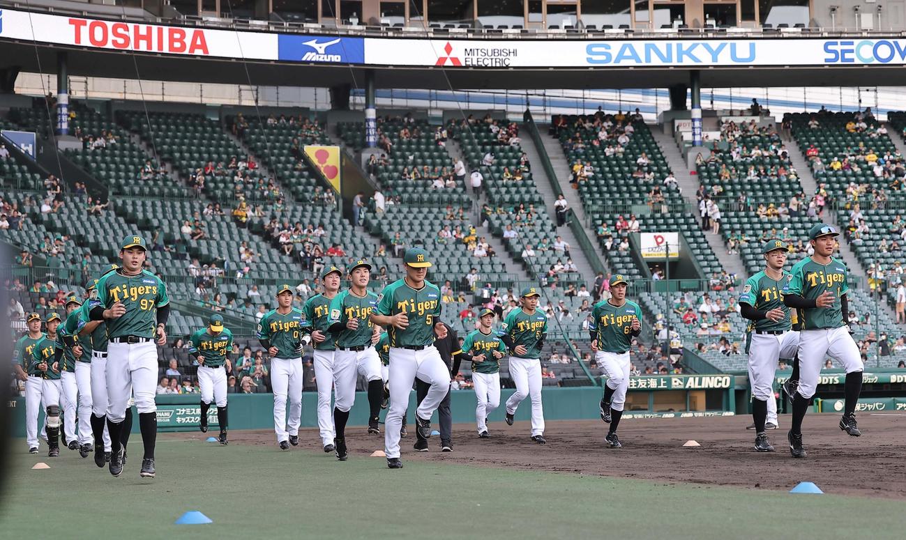 阪神対広島　ウルトラの夏ユニホームでウオーミングアップをする阪神ナイン（撮影・上田博志）