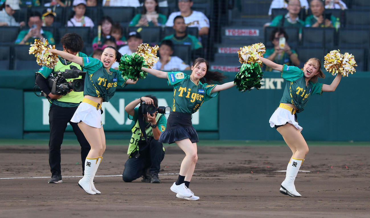 阪神対広島　試合前、タイガースガールズとコラボダンスを披露するNMB48の川上千尋（撮影・加藤哉）