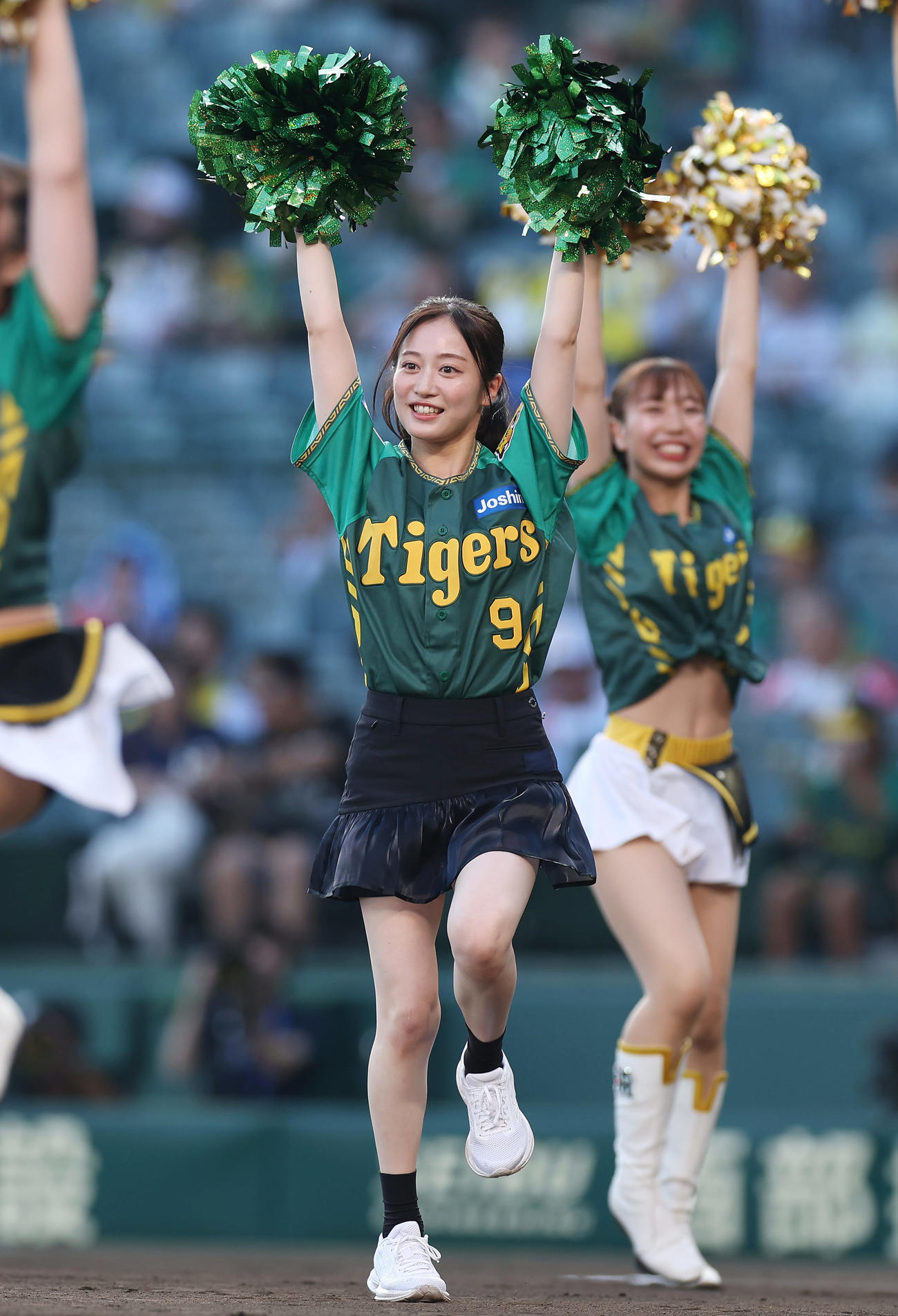 阪神対広島　タイガースガールズとのパフォーマンスを披露するNMB48川上千尋（撮影・前田充）