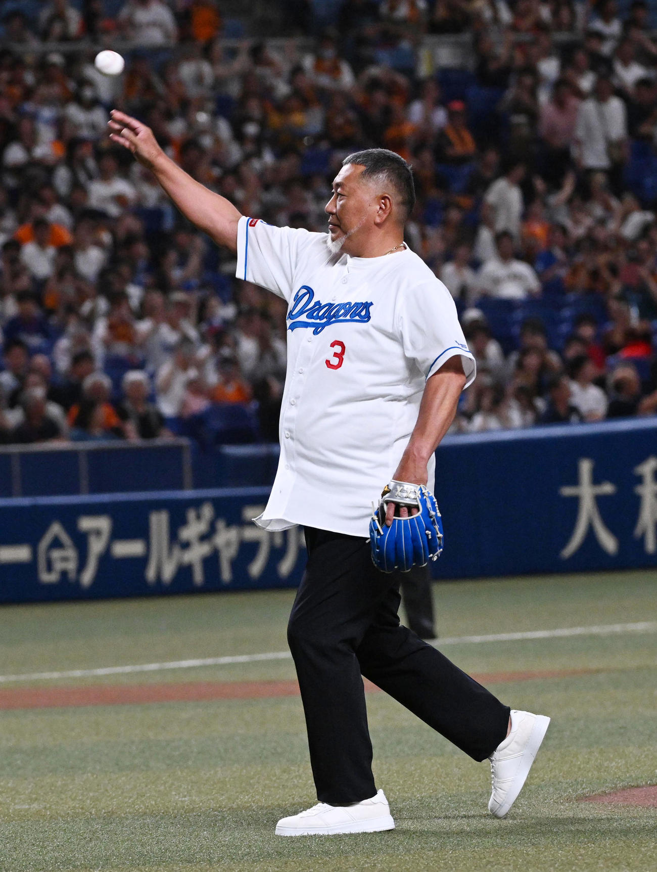 中日対巨人　始球式を務めた清原和博氏（撮影・前岡正明）