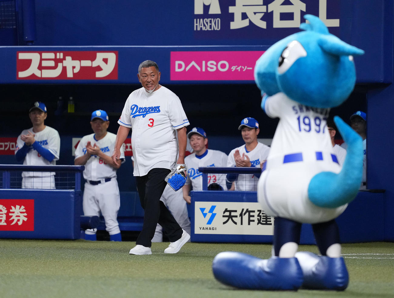 中日対巨人　始球式を務め、歓声を受けながらマウンドに向かう清原氏（撮影・菅敏）