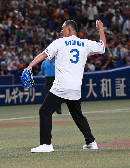 中日】清原和博さん2年ぶり始球式 ドラゴンズのユニホームで49キロの