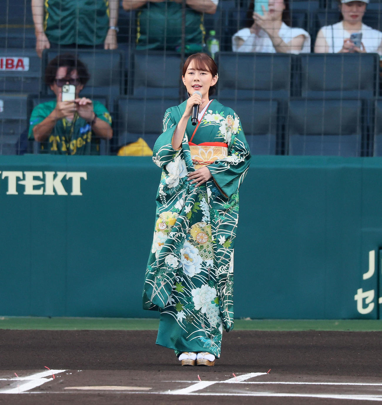 阪神対広島　君が代独唱の丘みどり（撮影・加藤哉）