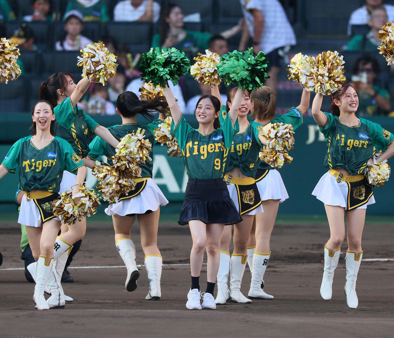 阪神対広島　試合前、タイガースガールズとコラボダンスを披露するNMB48の川上千尋（撮影・加藤哉）