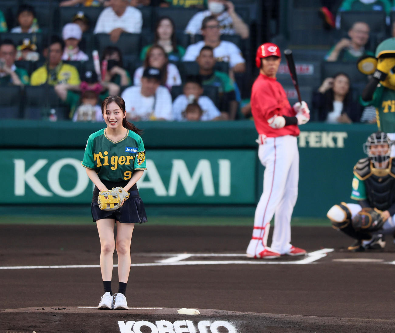 阪神対広島　始球式を行うNMB48の川上千尋（撮影・加藤哉）