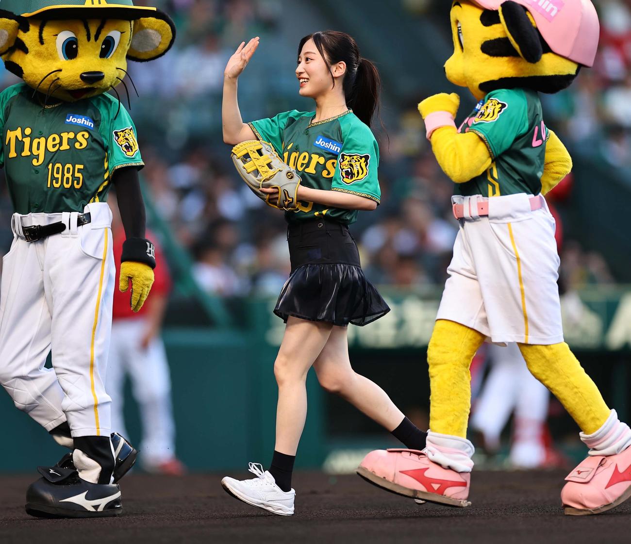 阪神対広島　始球式を務めたNMB48の川上千尋（撮影・上田博志）