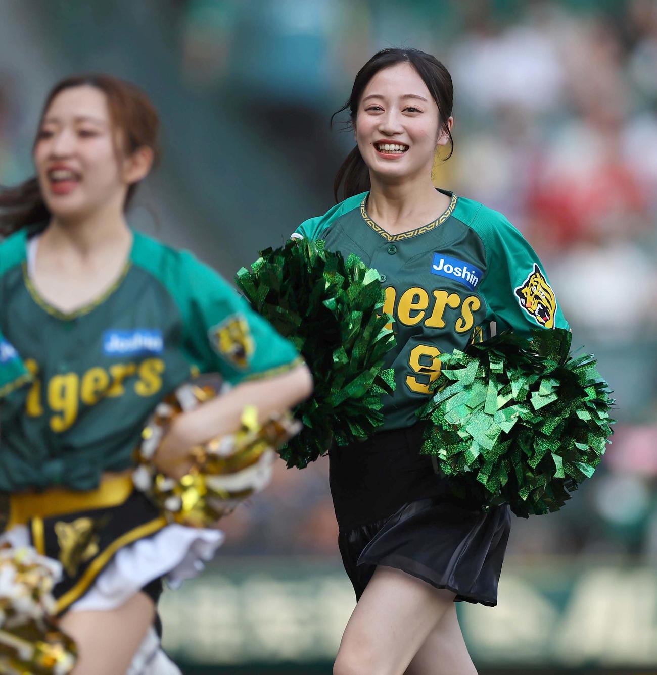 阪神対広島　タイガースガールズとコラボダンスを披露したNMB48川上千尋（撮影・上田博志）