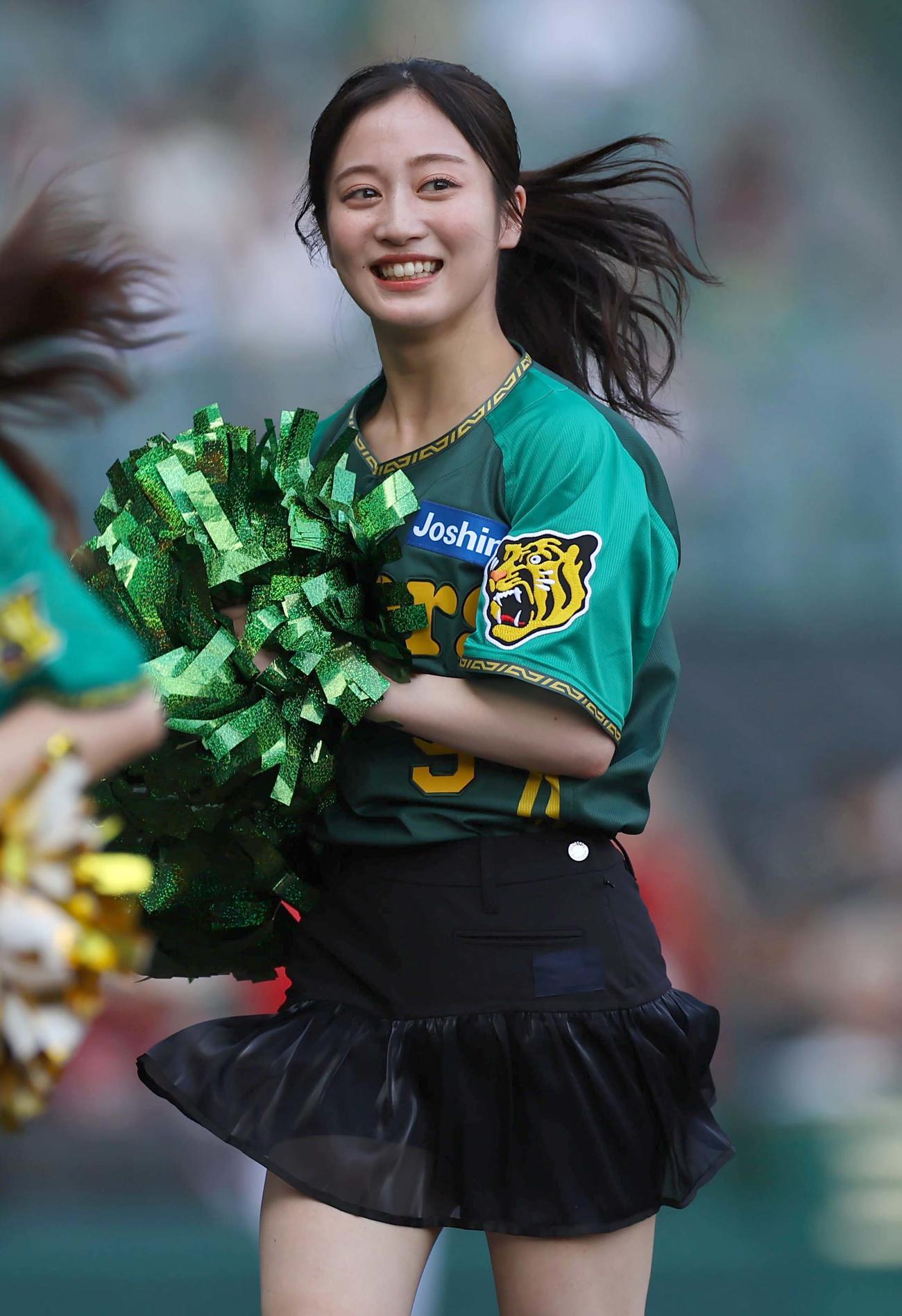 阪神対広島　タイガースガールズとコラボダンスを披露したNMB48川上千尋（撮影・上田博志）