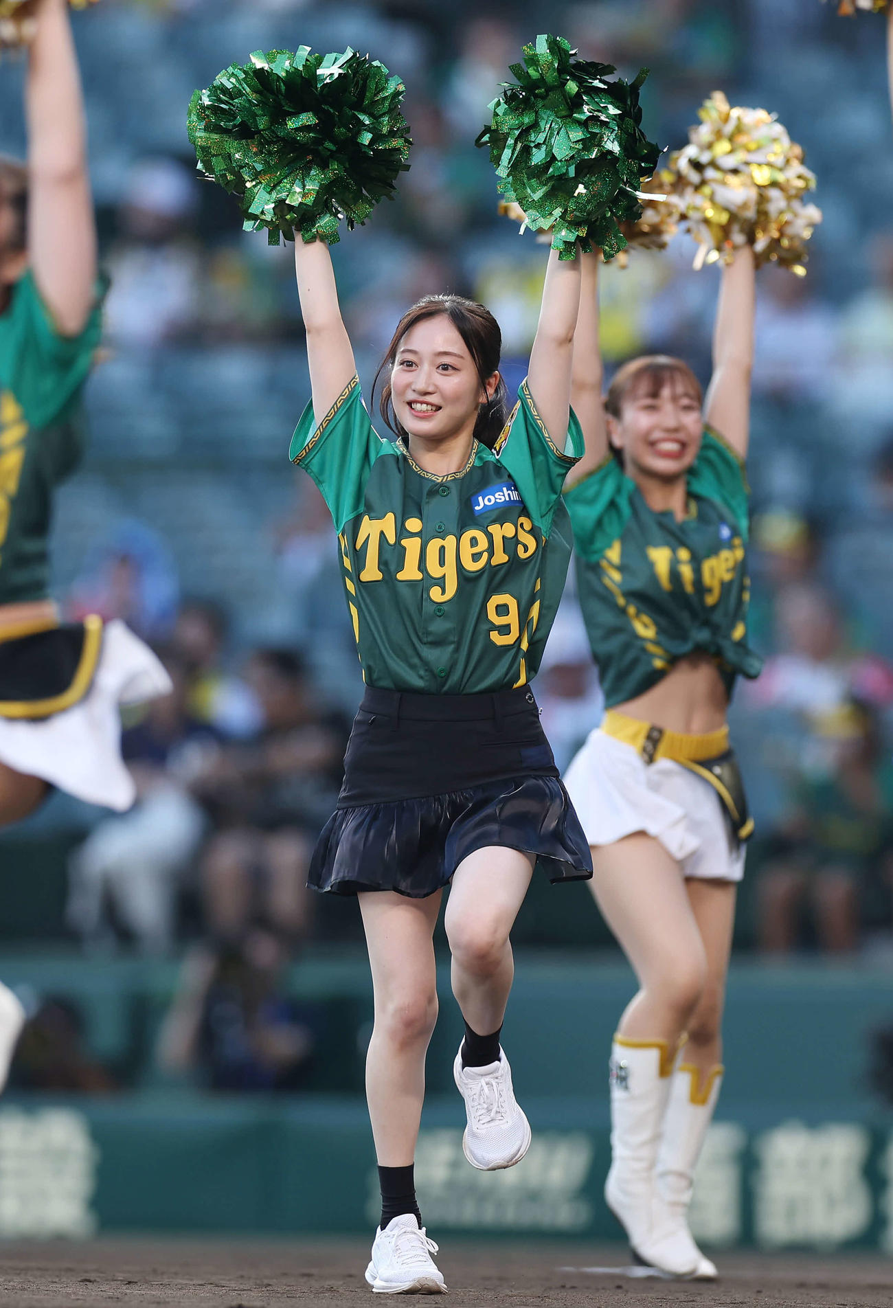 阪神対広島　タイガースガールズとのパフォーマンスを披露するNMB48川上千尋（撮影・前田充）