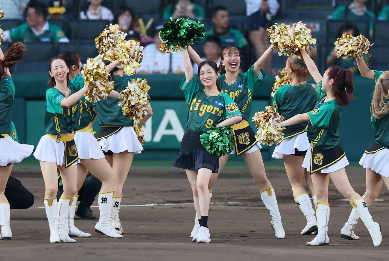阪神対広島　試合前、タイガースガールズとコラボダンスを披露するNMB48の川上千尋（撮影・加藤哉）